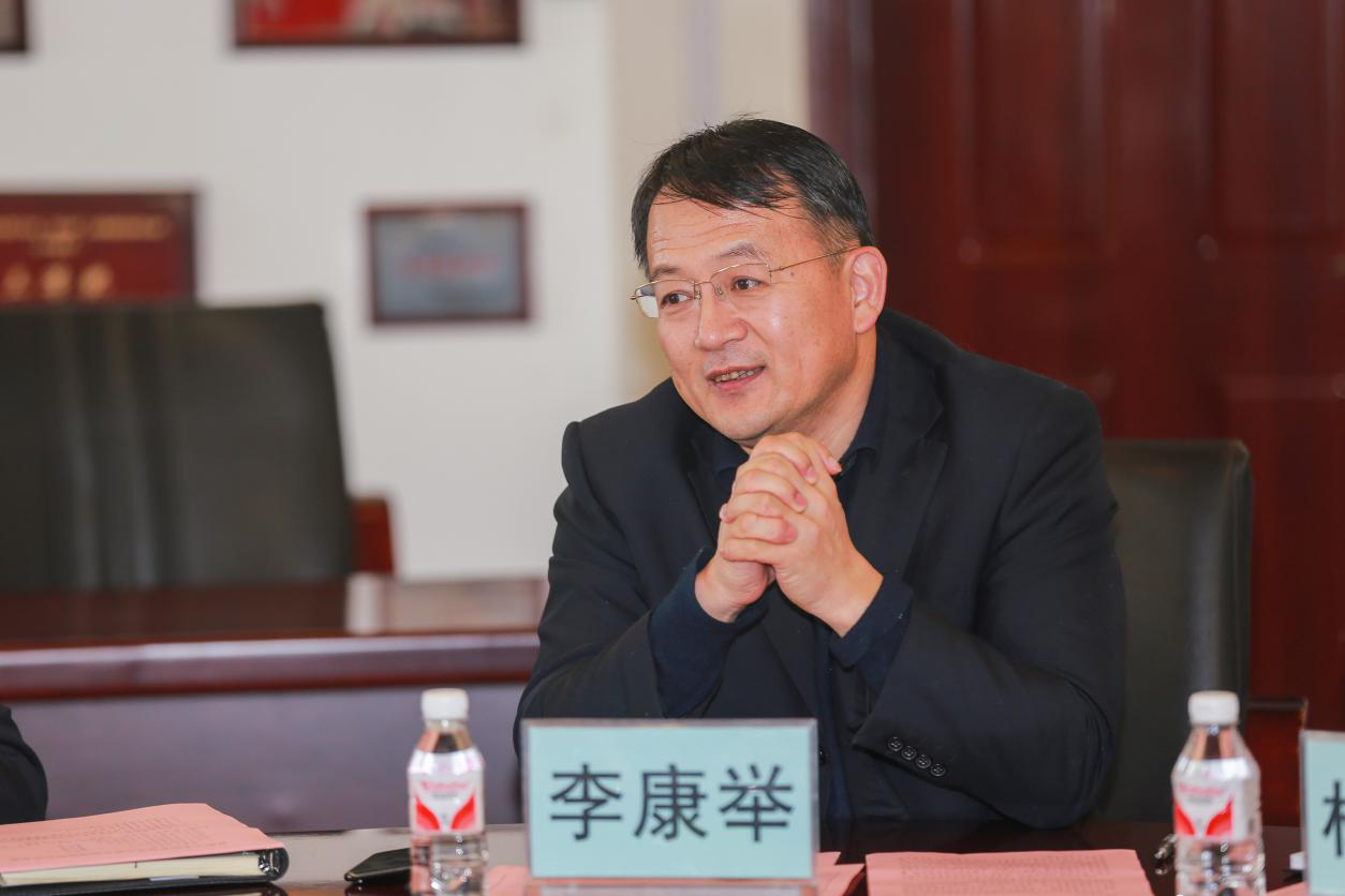 校长李康举与学生校长助理亲切座谈交流常务副校长杨林宣读聘任决定