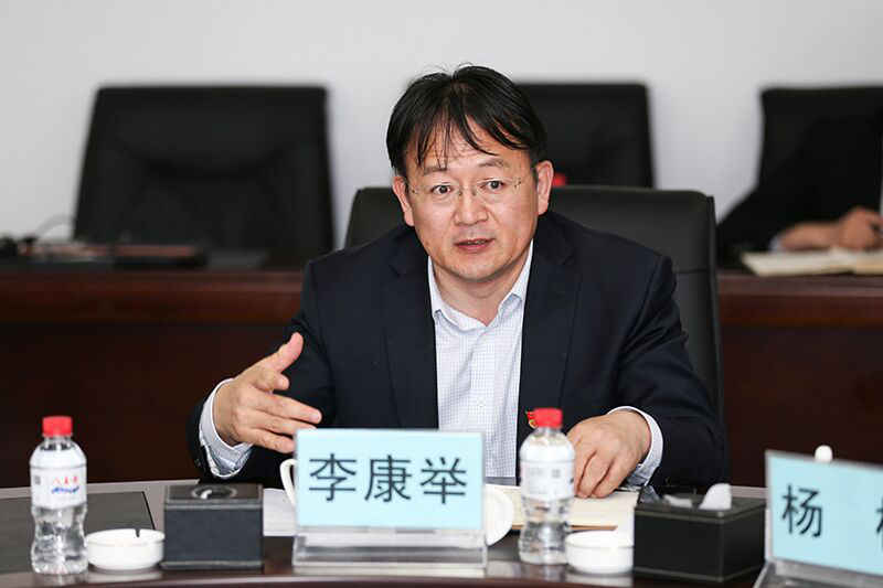 李康举校长介绍启动仪式的筹备情况张在群观看我校数字化工厂生产信息
